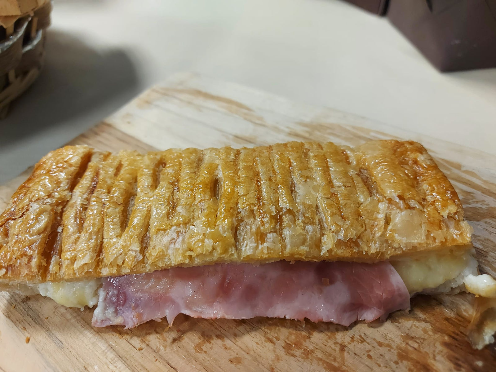 Feuilleté au Jambon /sauce blanche